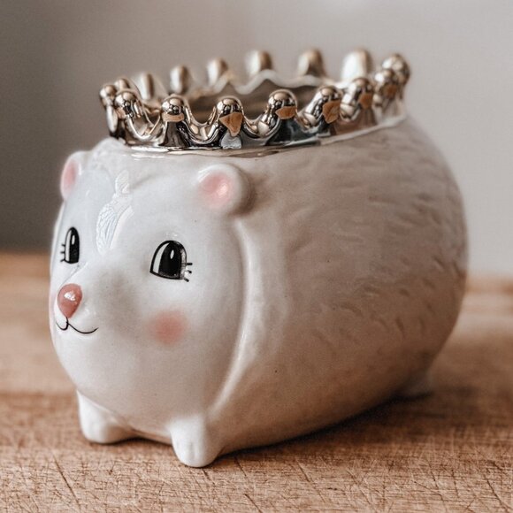 Happy Hedgehog Queen ceramic planter jar, Charmed Aroma - Picture 3 of 6